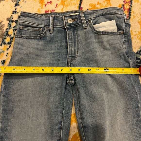 Levi's Classic Blue Jeans with Red Tag - Picture 4 of 6